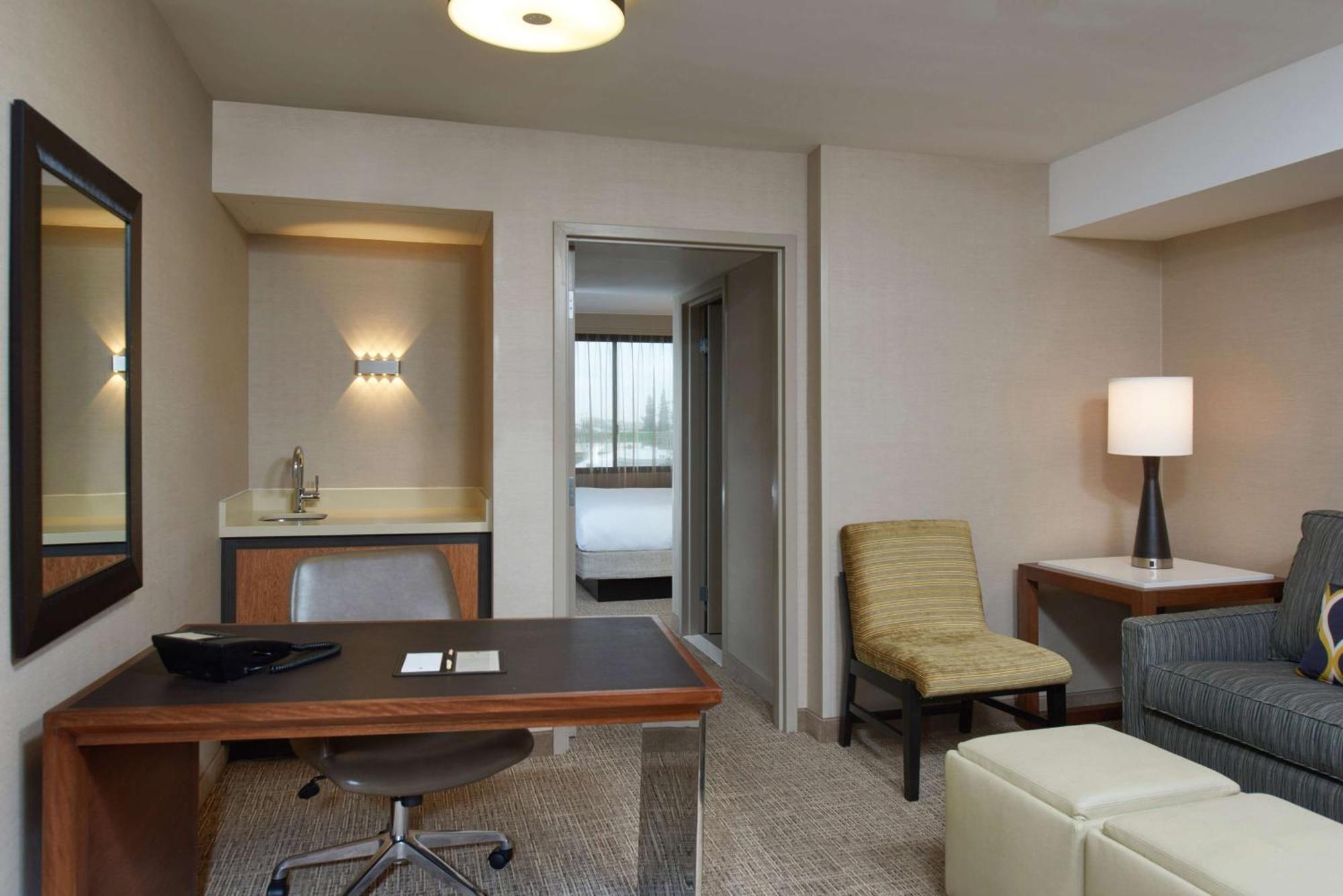 Doubletree By Hilton Fresno Convention Center Hotel Exterior photo