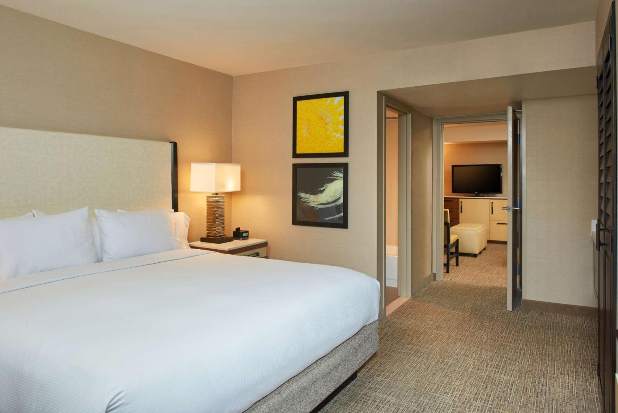 Doubletree By Hilton Fresno Convention Center Hotel Exterior photo
